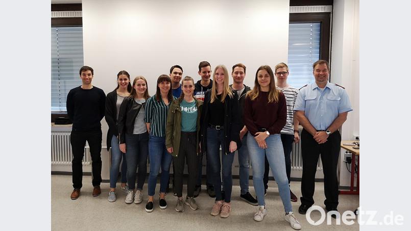 Hauptmann Dirk Klages informierte die Gymnasiasten über die Außen- und Sicherheitspolitik der Bundesrepublik Deutschland. Bild: exb