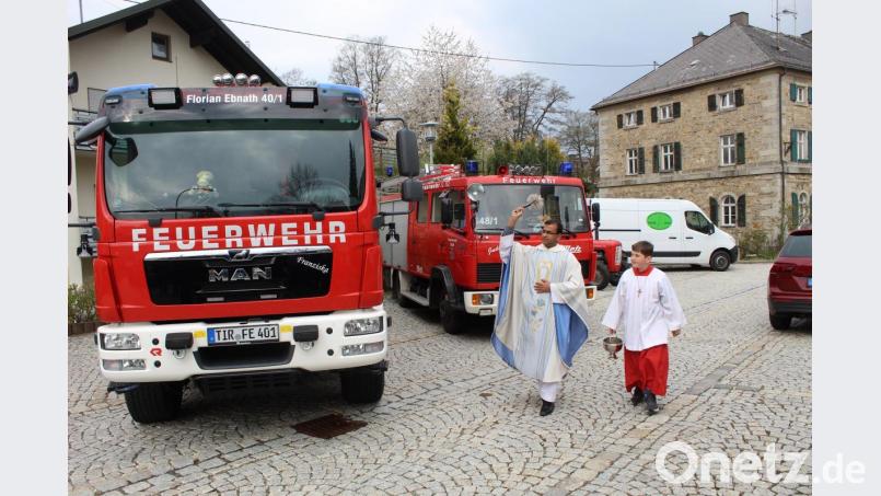 Auch die Feuerwehr hatte ihre Einsatzfahrzeuge zur Fahrzeugsegnung aufgestellt. Bild: soj