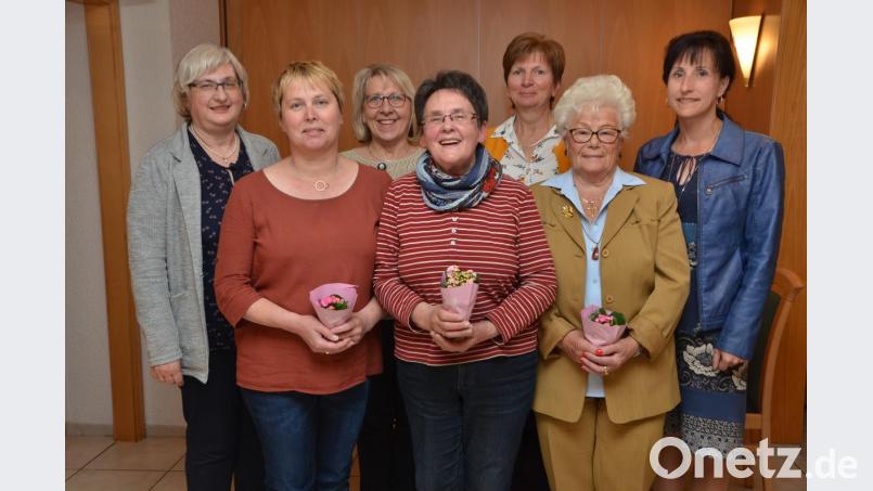 Seit 40 Jahren hält Anita Tröster (Dritte von links) treu zur Frauen Union. Christa Süß (Dritte von rechts) und Ehrenvorsitzende Lotte Hofmann (Zweite von rechts) sind seit 35 Jahren engagiert dabei und alle leisteten großartige Vorstandsarbeit. Vorsitzende Roswitha Sier (links) und Kreisvorsitzende Tanja Schiffmann (rechts) überreichten die Auszeichnungen. Bild: dob