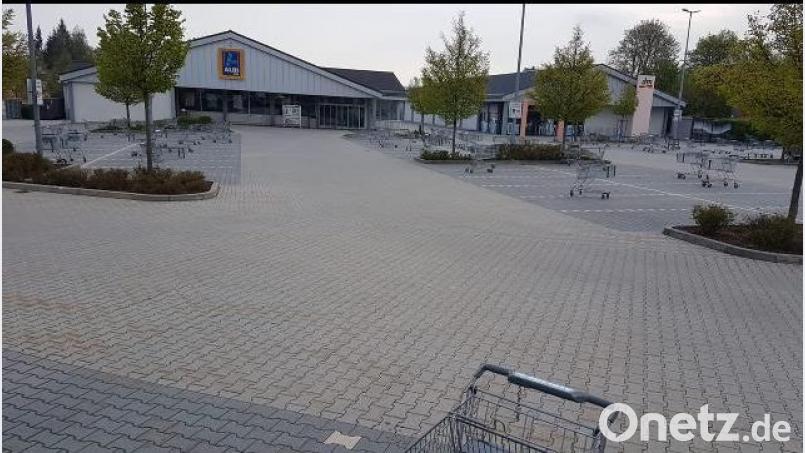 Vor einigen Märkten in der Kreisstadt haben in der Walpurgisnacht Unbekannte die Einkaufswagen auf die Parkplätze verteilt. Über WhatsApp haben einige Leser Bilder an die Redaktion geschickt. Bild: exb