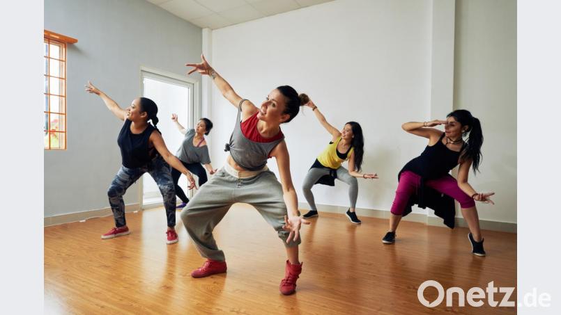 Bei Tanz-Workouts wird Fitnesstraining mit tänzerischen Elementen kombiniert. Bild: DragonImages – stock.adobe.com