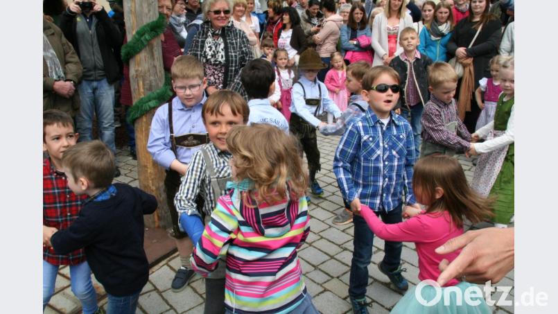 Das Maibaumfest lockte bei Sonnenschein am Mittwoch zahlreiche Besucher an den Festplatz an der alten Kirche Sankt Sebastian. Bereits am Vortag wurde der Maibaum aufgestellt. Bürgermeisterin Friederike Sonnemann und die Vereinsvertreter eröffneten das Fest mit einem kühlen Schluck Bier. Für die musikalische Umrahmung sorgten die „Mukker.“ Am Nachmittag unterhielten Abordnungen des Kinderhauses Sankt Sebastian und der Jobst-vom-Brandt-Schule die Gäste mit schwungvollen Tanzeinlagen. Bild: fpoz