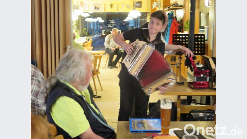 Marcel Benker spielte beim Musikantenstammtisch in Kemnath. Bild: jzk