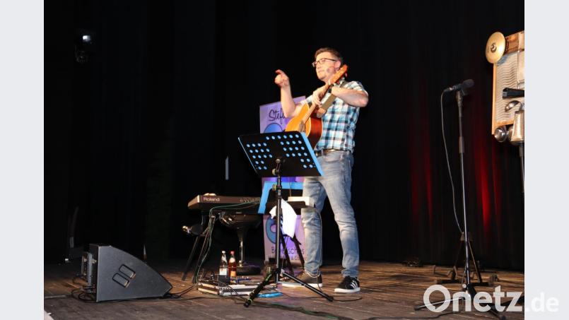 Da blieb in der Stadthalle kein Auge trocken, als Stefan Otto sein Programm "Ois dabei" durchzog. Bild: njn