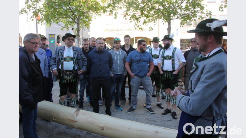 &quot;Maibaummeister&quot; Floran Busl (rechts) gibt letzte Anweisungen vor dem Heben des Maibaums. Bild: kro