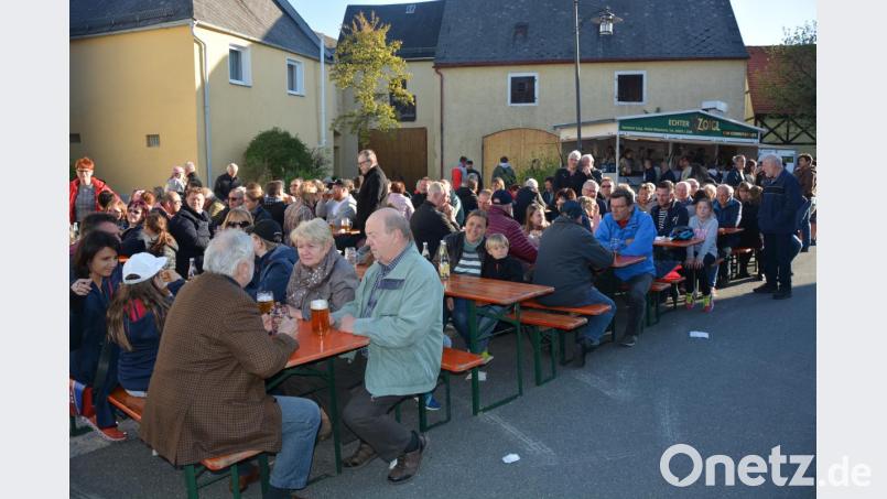 Immer ein kleines Volksfest ist am Anger, wenn der Maibaum aufgestellt wird, so auch dieses Mal. Bild: jr