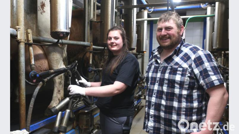 Jungbauer Josef Bronold (rechts) ist froh über die Unterstützung im Stall. Betriebshelferin Melanie Meier (links) hilft regelmäßig beim Melken. Bild: Hirsch