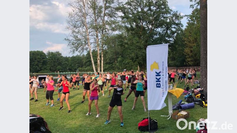 Zur „Fitness Wies’n“ kommen oft bis zu 200 Sportbegeisterte ins Weidener Schätzlerbad. Bild:  www.fitness-wiesn.de