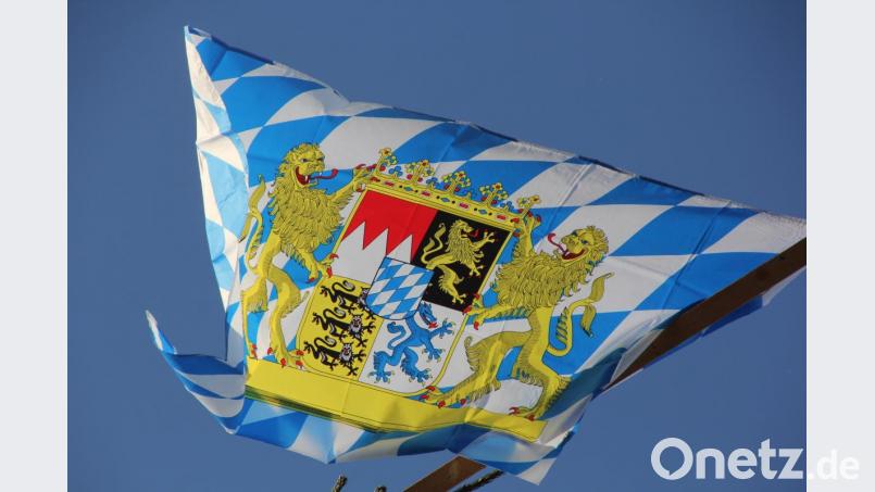 Die weißblaue Fahne weht am Wondreber Maibaum. Bild: kro