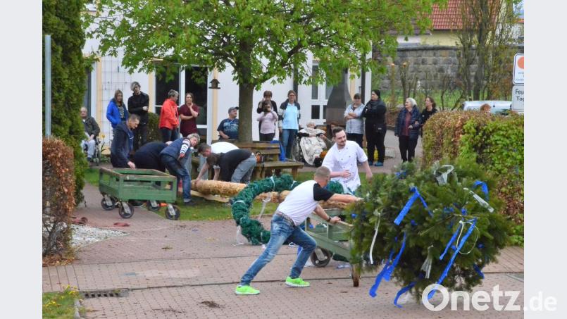 Das &quot;Seniorenhaus im Naturparkland&quot; stellte einen Maibaum im Hof beim Haupteingang auf. Bild: fjo