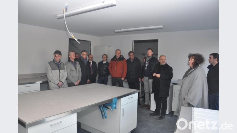 Der Stadtrat bei der Besichtigung der Feuerwehrhaus-Baustelle. Bild: ws