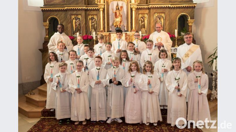 Die Kommunionkinder mit Pfarrer Thomas Thiermann, Pfarrvikar Mukalay Mukuba und Diakon Egon Giehl. Bild: dtr