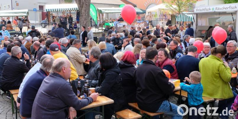 Ausruhen nach dem Marktbummel. Die Besucher lassen sich gerne auf dem Marktplatz nieder. Bild: le
