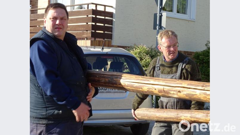 Die Dorfgemeinschaft hilft zusammen und hat mit dem Aufbau der Außenanlagen für ihre 900-Jahr-Feier am kommenden Wochenende begonnen. Und weil sie beide in Wolfring wohnen, sind auch der Fensterbacher Bürgermeister Christian Ziegler (links) und der Chef des Amberger Jobcenters, Manfred Tröppl, in Arbeitskluft mit dabei. Bild: Houschka