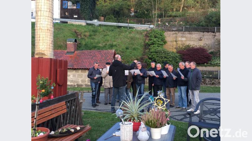 Schon um 6.30 Uhr legt der Chor am Maifeiertag los: Der Männergesangverein um Chorleiter Herbert Kraus pflegt das traditionelle Ansingen am 1. Mai und zieht auch heuer durchs Dorf. Bild: cro