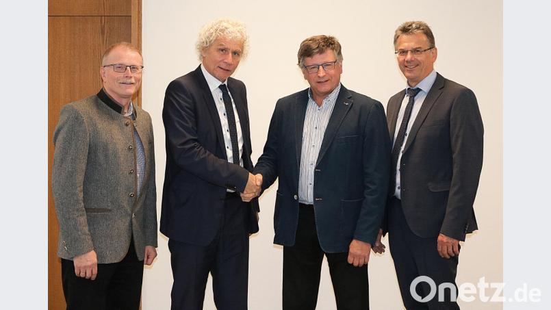Von links: Max Bindl, Personalratsvorsitzender, Landrat Wolfgang Lippert, Werner Keisinger und Personalchef Walter Brucker. (Bild: Landratsamt Tirschenreuth) Bild: exb
