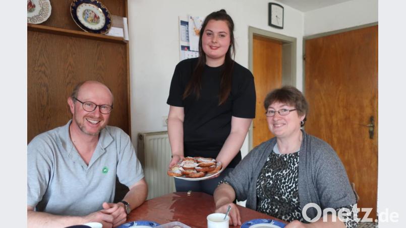Betriebshelferin Melanie Meier serviert der Bäuerin Maria Bronold (rechts) und Maschinenring-Geschäftsführer Christian Weiß (links) frisch gebackene Küchln. Bild: Hirsch