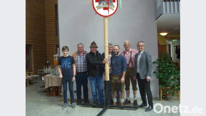 Bürgermeister Werner Nickl (rechts) bedankte sich bei der Eisersdorfer Dorfgemeinschaft für das Aufstellen des Maibaums im Innenhof des Seniorenzentrums Haus Falkenstein. Bild: jzk