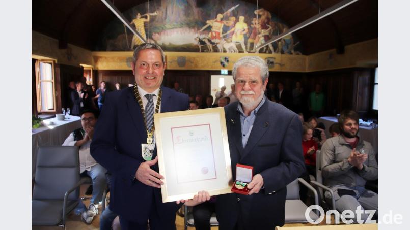 Bürgermeister Joachim Neuß (links) überreicht Johannes Lindner Bürgermedaille und Urkunde. Bild: jma