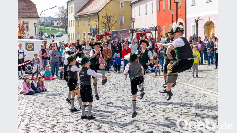 Erstmalig zeigen die &quot;D&#039;Waldnaabtaler&quot; einen Schuhplattler. Die Akteure ernten dafür tosenden Applaus. Bild: sml