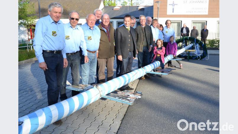 Vom Aufstellen mittels &quot;Schwalben&quot; ist man vor Jahren abgekommen. Seither wird der &quot;Höhe 308&quot;- Maibaum von Fritz Heiß (vorne) mittels Traktor hochgehievt. Vieler kleiner und großer Helfer bedarf es trotzdem. Bild: hcz