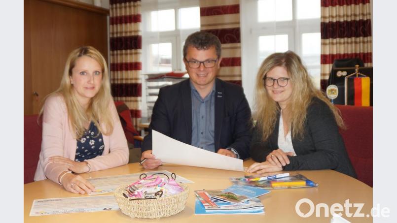 Bürgermeister Martin Birner und Familienbeauftragte Verena Binder (rechts) dankten Susanne Sochor für ihre Arbeit beim Zusammenstellen des äußerst abwechslungsreichen Programms für die Familienwoche. Bild: weu