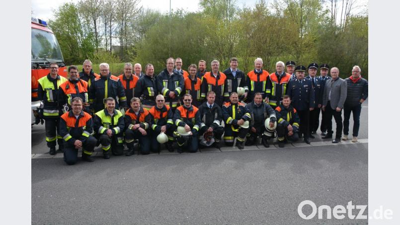 24 Brandschützer der Feuerwehren Arzberg und Konnersreuth sowie eine gemischte Gruppe aus dem Landkreis Wunsiedel stellten sich in Arzberg den Anforderungen des Ü40-Leistungsabzeichens Wasser. Aktiv mit eingebunden war auch Landrat Dr. Karl Döhler (Achter von rechts), ebenfalls vor Ort waren (von rechts) die Bürgermeister Stefan Göcking (Arzberg) und Max Bindl (Konnersreuth) sowie die Kreisbrandräte Andreas Wührl (Fünfter von rechts) und Wieland Schletz (Neunter von rechts). Bild: jr