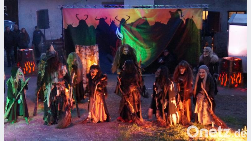 &quot;Walpurgnisnacht live&quot; auf der Thansteiner Burg: Die Hexen des &quot;Schwarzachtal Pass&quot; boten den Besuchern eine beeindruckende Vorführung rund um das Brauchtum des 30. April. Bild: rkp