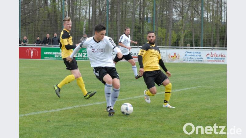 Konstantin Schiffl (Mitte) brachte den ATSV Tirschenreuth im Stadtderby mit 1:0 in Führung. Am Ende schaffte die &quot;Zweite&quot; des FC Tirschenreuth (im Bild Fritz Perez, rechts, und Sascha Kollarik) aber noch den Ausgleich. Bild: gb