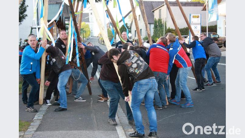 Vorsicht ist beim Umgang mit den schweren Dauben oberstes Gebot. Bild: wro