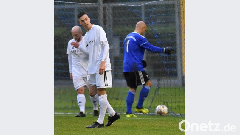 Gleich vier Mal mussten die Kicker der SpVgg SV Weiden am vergangenen Freitag gegen Kötzting das Leder aus dem eigenen Netz holen. Beim SV Fortuna Regensburg soll die Defensive wieder stabiler auftreten. Bild: A. Schwarzmeier