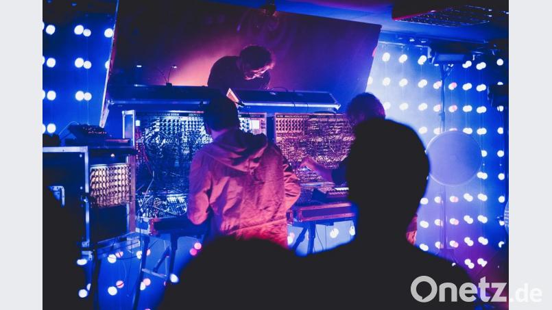 Das Duo „Ströme“ stöpselt aufregende Musik zusammen: Ende 2017 in der „Sünde“, demnächst in der Regionalbibliothek. Bild: exb