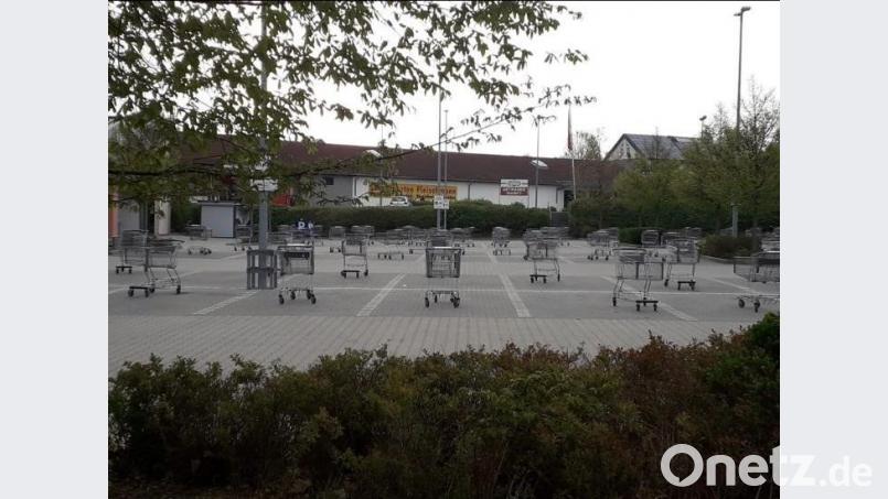 Auch auf dem Aldi-Parkplatz in der Kreisstadt haben in der Walpurgisnacht Unbekannte Einkaufswagen auf die Stellplätze verteilt. Bild: exb