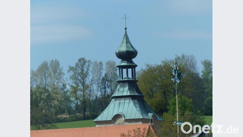 Der Döllnitzer Maibaum fehlen einige Meter, um den Kirchturm zu überragen Bild: sl