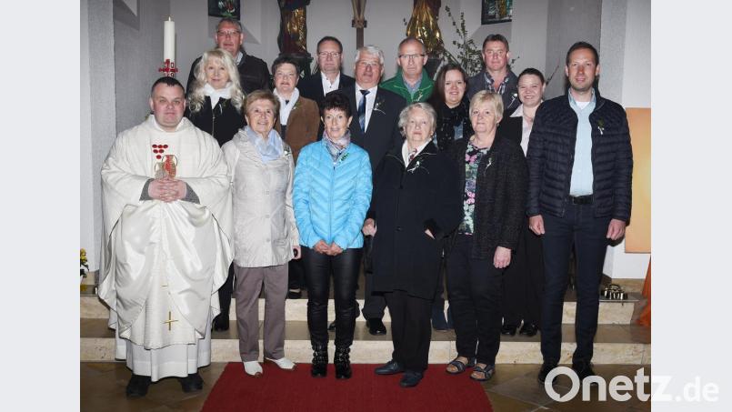 Die Kommunionjubilare mit Kaplan Matthias Nowotny (links) in der Expositurkirche St. Josef. Bild: Gelis Fotostudio