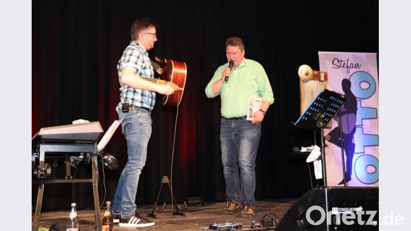 Da blieb in der Stadthalle kein Auge trocken, als Stefan Otto sein Programm "Ois dabei" durchzog. Einen großen Dank sprach zum Schluss Kommandant Bernhard Schmidt (rechts) dem Künstler aus. Bild: njn