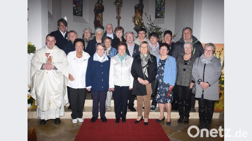 Die Kommunionjubilare mit Kaplan Matthias Nowotny in der Expositurkirche. Bild: Gelis Fotostudio