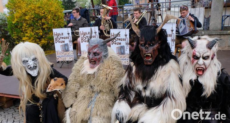 Die „ Floßboch Deifl’n&quot; vorne, die „Hulzstoussbuam&quot; dahinter . Beim Marktmarkt gibt es jede Menge Unterhaltung. Bild: le