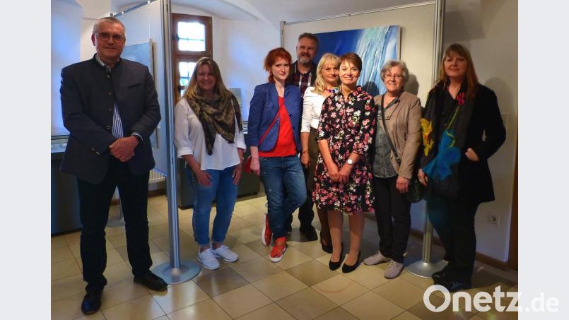 Bürgermeister Richard Tischler (links) und Museumsleiterin Carola Reul (Dritte von rechts) freuen sich über die Sonderausstellung &quot;Scheunenmalerei&quot; im Museum Pfreimd. Gemalt wurden die Werke von (von links) Gerlinde Pöppel, Mareike Scharl, Helmut Völkl, Beate Spieß, Gerda Moser und Maria Ostler-Scharl. Maria Fehlner war nicht anwesend. Bild: kar
