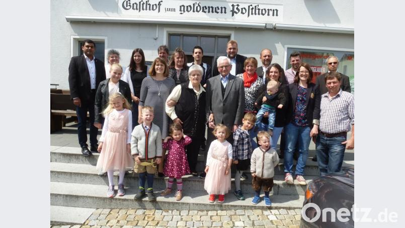 &quot;Ich nimm&#039;s wie&#039; s kummt&quot;, sagt Erna Rodler an ihrem 80. Geburtstag (vorne Mitte) mit Ehemann Hans, der Großfamilie und beiden Geistlichen. Bild: bk