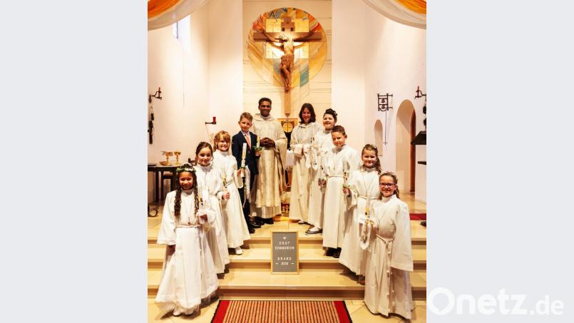 Nach einer intensiven Vorbereitung durch Gemeindereferentin Gabriele Sieder, Pater Joy und Eltern durften acht Kinder Pfarrei Herz Jesu Brand am Weißen Sonntag erstmals zum Tisch des Herrn gehen. Mit ihren Eltern trafen sich die Erstkommunikanten am Rathaus, wo sie von Pater Joy und den Ministranten abgeholt und zur Kirche geleitet wurden. Hier wurden sie mit Orgelmusik durch Walter Reischer empfangen. Musikalisch umrahmt wurde der Gottesdienst von der Gruppe Inshallah unter der Leitung von Beate Zehrer, die weitere Instrumentalisten mit Schlagzeug, Querflöten, Geige und Gitarren zur Begleitung der Lieder mitgebracht hatte. Der feierliche Tag schloss mit einer Dankandacht am Abend in der Pfarrkirche. Bild: Juliane Eberle