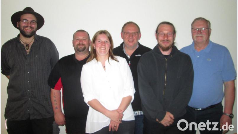 Hauptpunkt der Jahreshauptversammlung der TuS-Schwimmabteilung waren die Neuwahlen des Abteilungsvorstandes. V. l.: Frederic Cannon, Alexander Rubenbauer (beide Kassenprüfer), Yvonne Rubenbauer (Jugendbeauftragte), Norbert Meißner (Kassier/Mitgliederverwaltung), Stephan Lippert (Abteilungsleiter) und Hans-Peter Posten (stellv. Abteilungsleiter). Bild: u