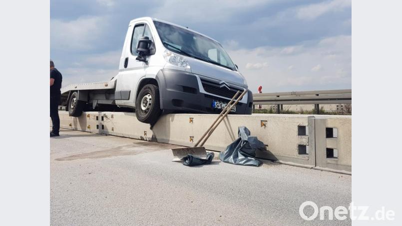 Auf der Autobahn A3 bei Rosenhof in Fahrtrichtung Passau ist ein Transporter auf eine Betonleitplanke gefahren. Bild: Alexander Auer