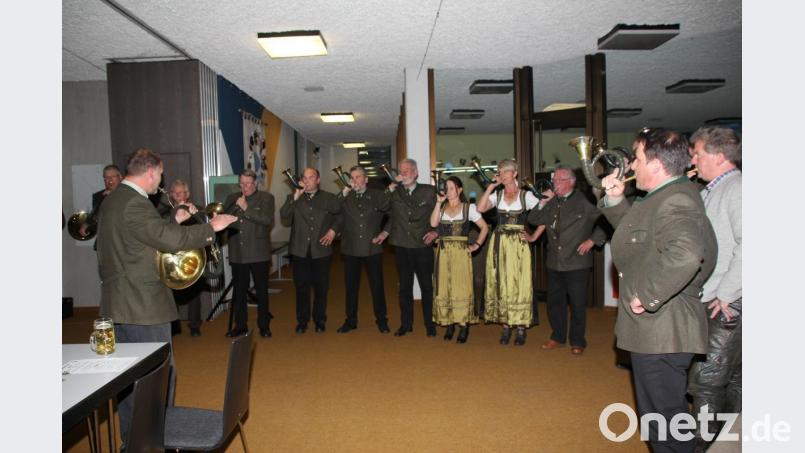 Die Jagdhornbläsergruppe des Kreisverbandes Schwandorf umrahmte die Hegeschau musikalisch. Wie es Brauch ist, wurde die Strecke zu Ehren des des erlegten Wildes verblasen. Bild: frd