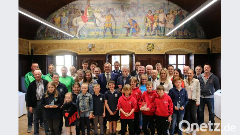 Die Geehrten mit Bürgermeister Joachim Neuß in der Mitte. Bild: jma