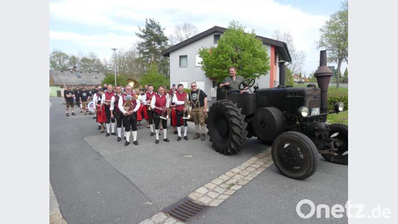 Mit Handschlag heißt Harry Wohlrab, der Vorsitzende des Motorradclubs &quot;The Pilots&quot;, den neuen Dirigenten der Stadtkapelle, Stefan Wittmann, willkommen. Bild: rn