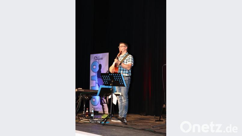 Da blieb in der Stadthalle kein Auge trocken, als Stefan Otto sein Programm "Ois dabei" durchzog. Bild: njn