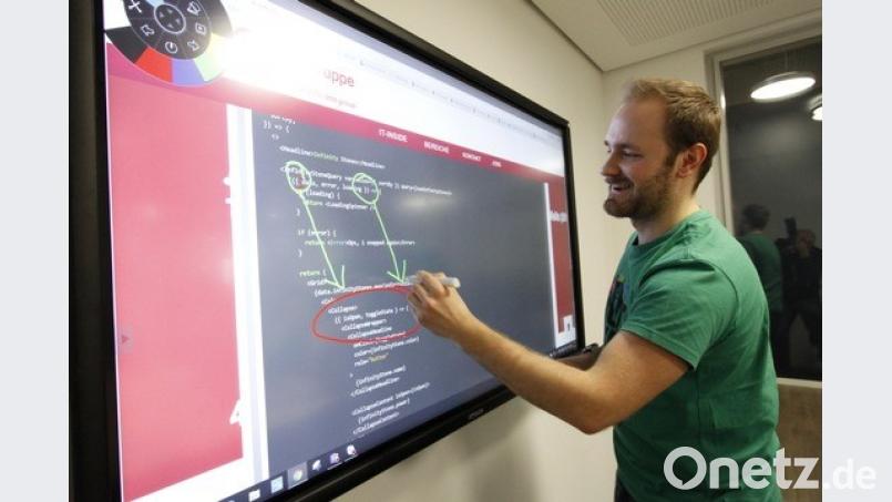 Developer Lutz Faltenbacher und sein Team bei der Entwicklung der Challenges. Bild: exb