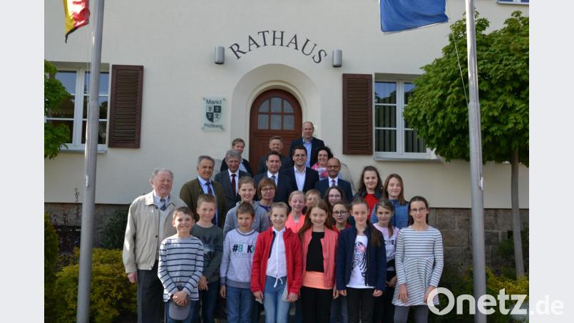 Nach der Begrüßung im Rathaus zeigten die Viertklässler der Grundschule Plößberg dem bayerischen Justizminister Georg Eisenreich und EU-Kandidaten Christian Doleschal, was sie über Europa wissen. Bei dem besonderen Unterricht waren auch Plößbergs Bürgermeister Lothar Müller, Mitterteichs Bürgermeister Roland Grillmeier, stellvertretender Landrat Alfred Scheidler, Landtagsabgeordneter Tobias Reiß, einige Plößberger Markgemeinderäte sowie Vereinsfunktionäre und weitere Gäste dabei. Bild: szl