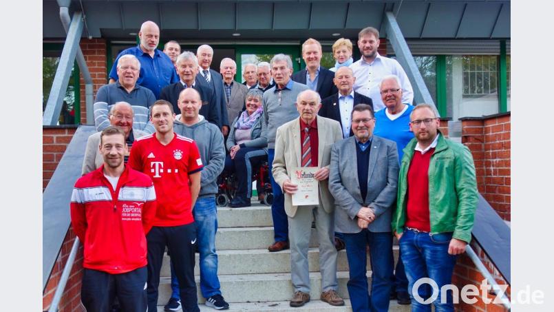 Ehrengäste, Jubilare und der neu gewählte Vorstand des VfB Rothenstadt. Bild: exb